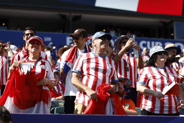 FIFA World Cup, WM, Weltmeisterschaft, Fussball 2026 - Round of 16 - Paraguay vs France Supporters of Paraguay wait for the FIFA World Cup 2026 Round of 16 match Paraguay against France, in Philadelphia, Pennsylvania, USA, 04 July 2026. PHILADELPHIA United States  Copyright: xWILLxOLIVERx