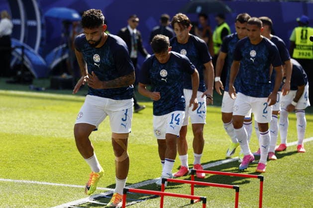 FIFA World Cup, WM, Weltmeisterschaft, Fussball 2026 - Round of 16 - Paraguay vs France Players of Paraguay warm up ahead of the FIFA World Cup 2026 Round of 16 match Paraguay against France, in Philadelphia, Pennsylvania, USA, 04 July 2026. PHILADELPHIA United States  Copyright: xWILLxOLIVERx