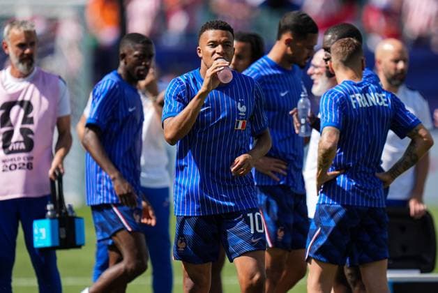 Kylian MbappÃ of France takes a break from warm ups Paraguay v France 2026 FIFA World Cup, WM, Weltmeisterschaft, Fussball Round of 32, Football, Philadelphia Stadium, Philadelphia, Pennsylvania, USA - 04 Jul 2026Philadelphia Philadelphia Stadium Pennsylvania (PA) United States of America  Copyright: xIsmaelxAdnan Shutterstockx 16975708j