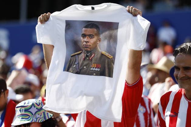 FIFA World Cup, WM, Weltmeisterschaft, Fussball 2026 - Round of 16 - Paraguay vs France A supporter of Paraguay holds a shirt with a picture of Kylian Mbappe of France in military clothing ahead of the FIFA World Cup 2026 Round of 16 match Paraguay against France, in Philadelphia, Pennsylvania, USA, 04 July 2026. PHILADELPHIA United States  Copyright: xWILLxOLIVERx