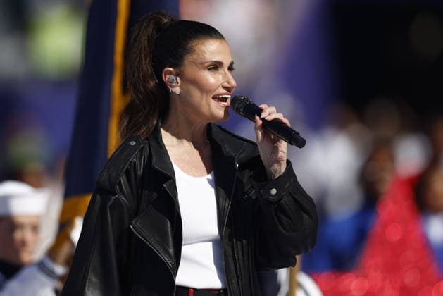 FIFA World Cup, WM, Weltmeisterschaft, Fussball 2026 - Round of 16 - Paraguay vs France Idina Menzel sings the US national anthem before the FIFA World Cup 2026 Round of 16 match Paraguay against France, in Philadelphia, USA, 04 July 2026. PHILADELPHIA United States  Copyright: xWILLxOLIVERx