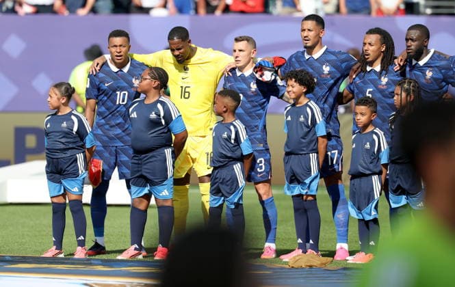 FIFA World Cup, WM, Weltmeisterschaft, Fussball 2026 - Round of 16 - Paraguay vs France Team captain Kylian Mbappe (L) of France and teammates listen to the national anthem before the FIFA World Cup 2026 Round of 16 match Paraguay against France, in Philadelphia, USA, 04 July 2026. PHILADELPHIA United States  Copyright: xSARAHxYENESELx