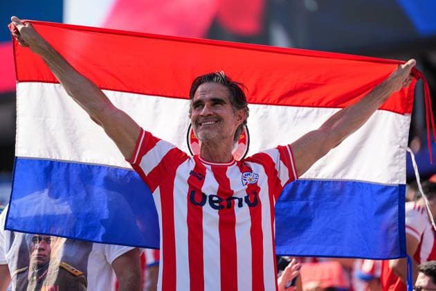 Paraguay fan in high spirits ahead of kick off Paraguay v France 2026 FIFA World Cup, WM, Weltmeisterschaft, Fussball Round of 32, Football, Philadelphia Stadium, Philadelphia, Pennsylvania, USA - 04 Jul 2026Philadelphia Philadelphia Stadium Pennsylvania (PA) United States of America  Copyright: xIsmaelxAdnan Shutterstockx 16975708v