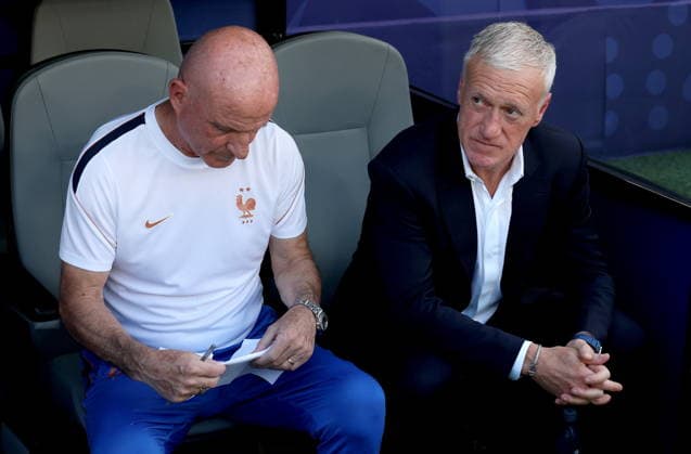 FIFA World Cup, WM, Weltmeisterschaft, Fussball 2026 - Round of 16 - Paraguay vs France France s head coach Didier Deschamps (R) and assistant coach Guy Stephan look on before the FIFA World Cup 2026 Round of 16 match Paraguay against France, in Philadelphia, USA, 04 July 2026. PHILADELPHIA United States  Copyright: xSARAHxYENESELx