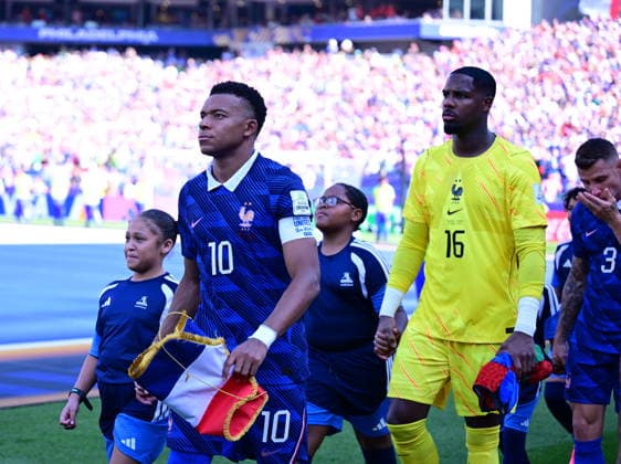 Paraguay v France - FIFA World Cup, WM, Weltmeisterschaft, Fussball 2026 - Round of 16 PHILADELPHIA, USA - JULY 4: Kylian Mbappe of France enters the field prior the 2026 FIFA World Cup Round of 16 match between Paraguay and France at Lincoln Financial Field (Philadelphia Stadium) in Philadelphia, Pennsylvania, United States on July 4, 2026. Abdulhamid Hosbas Anadolu Pennsylvania United States. Editorial use only. Please get in touch for any other usage.  Copyright: x2026xAnadoluxAbdulhamidxHosbasx