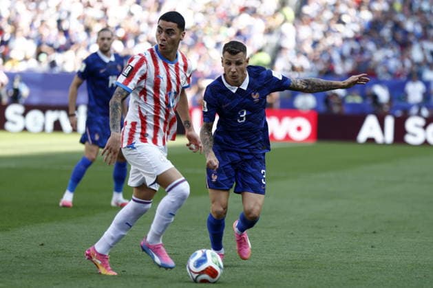 FIFA World Cup, WM, Weltmeisterschaft, Fussball 2026 - Round of 16 - Paraguay vs France Miguel Almiron of Paraguay (L) in action against Lucas Digne of France (R) during the FIFA World Cup 2026 Round of 16 match Paraguay against France, in Philadelphia, Pennsylvania, USA, 04 July 2026. PHILADELPHIA United States  Copyright: xWILLxOLIVERx