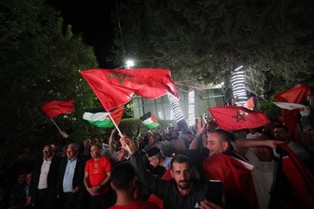 HEBRON, WEST BANK JULY 4, 2026: Palestinians cheer for the Moroccan national team, Nationalteam in the city of Hebron after Morocco defeated Canada 3 0 in the FIFA World Cup, WM, Weltmeisterschaft, Fussball 2026 Round of 16. Supporters gathered to celebrate Morocco™s qualification to the quarterfinals. HEBRON Palestine, State of Copyright: x xMosabxshawerx xJNAxPressx