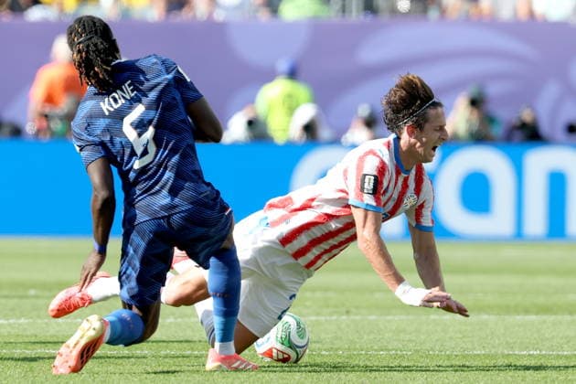 FIFA World Cup, WM, Weltmeisterschaft, Fussball 2026 - Round of 16 - Paraguay vs France Manu Kone (L) of France and Matias Galarza of Paraguay in action during the FIFA World Cup 2026 Round of 16 match Paraguay against France, in Philadelphia, USA, 04 July 2026. PHILADELPHIA United States  Copyright: xSARAHxYENESELx