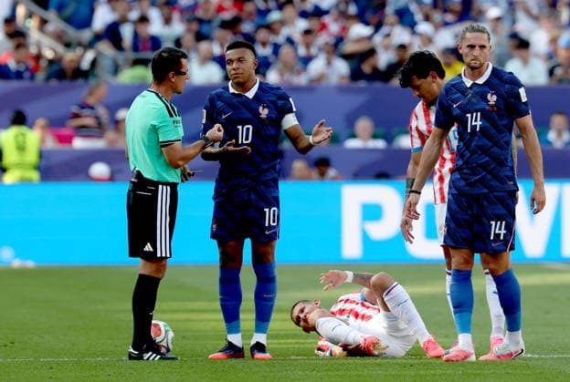 FIFA World Cup, WM, Weltmeisterschaft, Fussball 2026 - Round of 16 - Paraguay vs France Kylian Mbappe of France talks to referee Ilgiz Tantashev during the FIFA World Cup 2026 Round of 16 match Paraguay against France, in Philadelphia, USA, 04 July 2026. PHILADELPHIA United States  Copyright: xSARAHxYENESELx