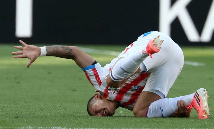 FIFA World Cup, WM, Weltmeisterschaft, Fussball 2026 - Round of 16 - Paraguay vs France Juan Jose Caceres of Paraguay falls to the pitch in pain during the FIFA World Cup 2026 Round of 16 match Paraguay against France, in Philadelphia, USA, 04 July 2026. PHILADELPHIA United States  Copyright: xSARAHxYENESELx