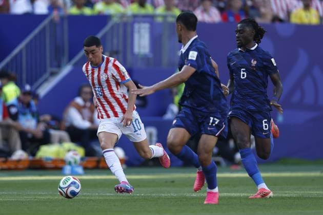 PHILADELPHIA - Miguel Almiron of Paraguay and Manu Kone of France during the 2026 FIFA World Cup, WM, Weltmeisterschaft, Fussball round of 16 match between Paraguay and France at the Philadelphia Stadium on July 4, 2026, in Philadelphia, United States. MAURICE VAN STEEN ANP FIFA World Cup 2026 - round of 16 2026 xVIxANPxSportx xMauricexvanxSteenxIVx 562812095 originalFilename: 562812095.jpg