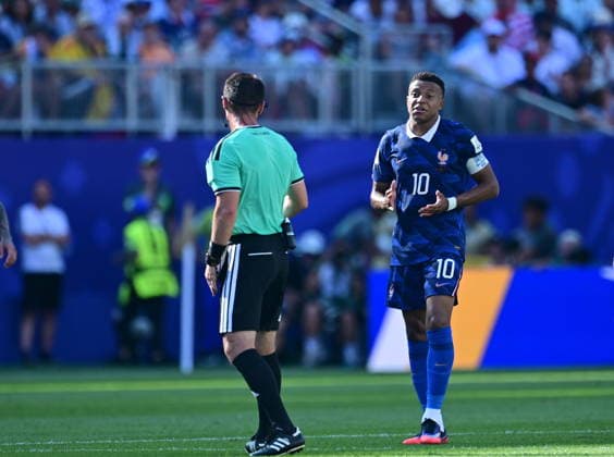Paraguay v France - FIFA World Cup, WM, Weltmeisterschaft, Fussball 2026 - Round of 16 PHILADELPHIA, UNITED STATES - JULY 04: Kylian Mbappe (10) of France talks to the referee Ilgiz Tantashev during the 2026 FIFA World Cup Round of 16 match between Paraguay and France at Lincoln Financial Field (Philadelphia Stadium) in Philadelphia, Pennsylvania, United States on July 04, 2026. Abdulhamid Hosbas Anadolu Pennsylvania United States. Editorial use only. Please get in touch for any other usage.  Copyright: x2026xAnadoluxAbdulhamidxHosbasx