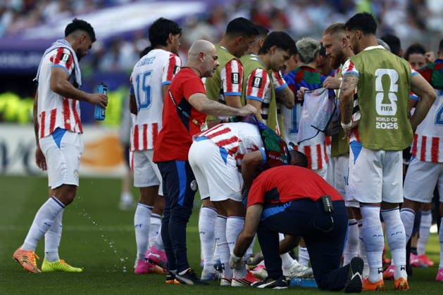 FIFA World Cup, WM, Weltmeisterschaft, Fussball 2026 - Round of 16 - Paraguay vs France Players of Paraguay gather for the first hydration break during the FIFA World Cup 2026 Round of 16 match Paraguay against France, in Philadelphia, Pennsylvania, USA, 04 July 2026. PHILADELPHIA United States  Copyright: xWILLxOLIVERx