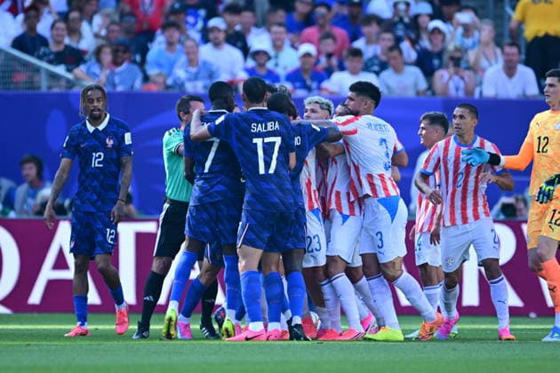 Paraguay v France - FIFA World Cup, WM, Weltmeisterschaft, Fussball 2026 - Round of 16 PHILADELPHIA, UNITED STATES - JULY 04: Players argue during the 2026 FIFA World Cup Round of 16 match between Paraguay and France at Lincoln Financial Field (Philadelphia Stadium) in Philadelphia, Pennsylvania, United States on July 04, 2026. Abdulhamid Hosbas Anadolu Pennsylvania United States. Editorial use only. Please get in touch for any other usage.  Copyright: x2026xAnadoluxAbdulhamidxHosbasx