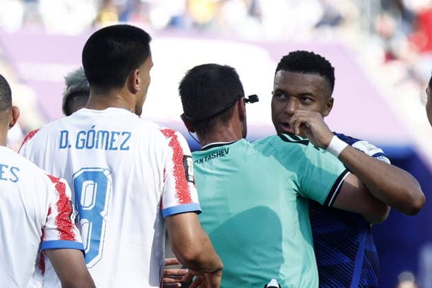 FIFA World Cup, WM, Weltmeisterschaft, Fussball 2026 - Round of 16 - Paraguay vs France Referee Ilgiz Tantashev (C) comes between Diego Gomez of Paraguay (L) and Kylian Mbappe of France (R) during the FIFA World Cup 2026 Round of 16 match Paraguay against France, in Philadelphia, Pennsylvania, USA, 04 July 2026. PHILADELPHIA United States  Copyright: xWILLxOLIVERx