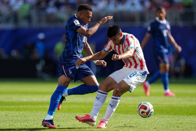 Kylian MbappÃ of France dribbles with the ball past Diego Gomez of Paraguay Paraguay v France 2026 FIFA World Cup, WM, Weltmeisterschaft, Fussball Round of 32, Football, Philadelphia Stadium, Philadelphia, Pennsylvania, USA - 04 Jul 2026Philadelphia Philadelphia Stadium Pennsylvania (PA) United States of America  Copyright: xIsmaelxAdnan Shutterstockx 16975708bc