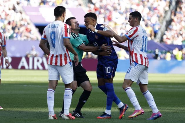 FIFA World Cup, WM, Weltmeisterschaft, Fussball 2026 - Round of 16 - Paraguay vs France Referee Ilgiz Tantashev (C) comes between Diego Gomez of Paraguay (L) and Kylian Mbappe of France (2-R) during the FIFA World Cup 2026 Round of 16 match Paraguay against France, in Philadelphia, Pennsylvania, USA, 04 July 2026. PHILADELPHIA United States  Copyright: xWILLxOLIVERx