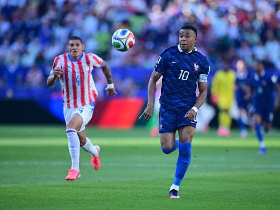Paraguay v France - FIFA World Cup, WM, Weltmeisterschaft, Fussball 2026 - Round of 16 PHILADELPHIA, UNITED STATES - JULY 04: Kylian Mbappe (10) of France in action against Juan Jose Caceres of Paraguay during the 2026 FIFA World Cup Round of 16 match between Paraguay and France at Lincoln Financial Field (Philadelphia Stadium) in Philadelphia, Pennsylvania, United States on July 04, 2026. Abdulhamid Hosbas Anadolu Pennsylvania United States. Editorial use only. Please get in touch for any other usage.  Copyright: x2026xAnadoluxAbdulhamidxHosbasx
