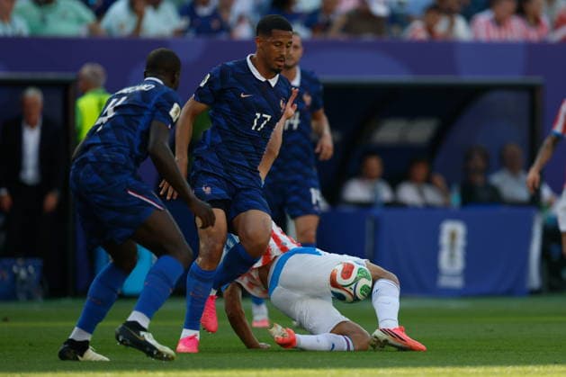PHILADELPHIA STADIUM PHILADELPHIA PENNSYLVANIA USA 04.07.2026 FIFA MISTRZOSTWA SWIATA 2026 W PILKA NOZNA W USA MECZ GRUPA 1 8 FRANCE FRANCJA I AND PARAGUAY PARAGWAJ FIFA World Cup, WM, Weltmeisterschaft, Fussball 2026 Round of 16 match between Paraguay and France at Philadelphia Stadium on July 04, 2026 in Philadelphia, Pennsylvania. N Z France defender William Saliba 17 Paraguay midfielder Diego Gomez 8 KAMIL KRZACZYNSKI PILKA NOZNA FIFA WORLD CUP 2026 MS MISTRZOSTWA SWIATA W PILCE NOZNEJ MUNDIAL USA KANADA MEKSYK 2026 NEWSPIX.PL --- newspix.pl  KSK