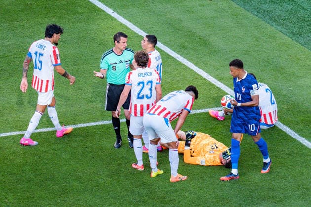 FIFA Fussball Weltmeisterschaft 2026, Achtelfinale, Paraguay vs. Frankreich, 04.07.2026, Philadelphia Stadium Orlando Gill Gustavo Gomez Matias Galarza Omar Alderete Gustavo Velazquez Kylian Mbappe *** 2026 FIFA World Cup, Round of 16, Paraguay vs. France, July 4, 2026, Philadelphia Stadium: Orlando Gill, Gustavo Gomez, Matias Galarza, Omar Alderete, Gustavo Velazquez, Kylian Mbappé Copyright: xBahhoxKarax