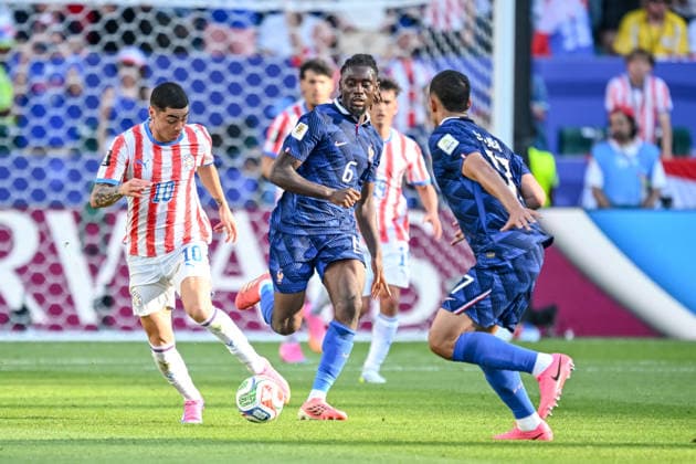 Miguel Almiron (Paraguay), Manu Kone (France) and William Saliba (France) battle for the ball during the FIFA World Cup, WM, Weltmeisterschaft, Fussball 2026 Round Of 16 match between Paraguay and France at Philadelphia Stadium on July 4, 2026 in Philadelphia, United States. (Photo by Harry Langer DeFodi Images) - *** Miguel Almiron (Paraguay), Manu Kone (France), and William Saliba (France) battle for the ball during the 2026 FIFA World Cup Round of 16 match between Paraguay and France at Philadelphia Stadium on July 4, 2026, in Philadelphia, United States. Photo by Harry Langer, DeFodi Images