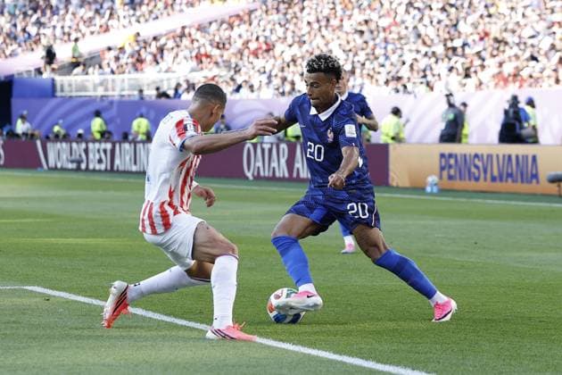 PHILADELPHIA - Juan Jose Caceres of Paraguay and Desire Doue of France during the 2026 FIFA World Cup, WM, Weltmeisterschaft, Fussball round of 16 match between Paraguay and France at the Philadelphia Stadium on July 4, 2026, in Philadelphia, United States. MAURICE VAN STEEN ANP FIFA World Cup 2026 - round of 16 2026 xVIxANPxSportx xMauricexvanxSteenxIVx 562816779 originalFilename: 562816779.jpg