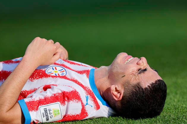 Paraguay v France: Round of 16 - FIFA World Cup, WM, Weltmeisterschaft, Fussball 2026 Miguel Almiron of Paraguay is injured during the FIFA World Cup 2026 Round Of 16 match between Paraguay and France at Philadelphia Stadium on July 4, 2026 in Philadelphia, Pennsylvania. Philadelphia Philadelphia Stadium PA United States Copyright: xAllstarxPicturexLibraryxLtdx