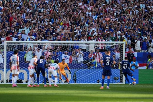 Kylian MbappÃ of France shoots and scores his penalty Paraguay v France 2026 FIFA World Cup, WM, Weltmeisterschaft, Fussball Round of 32, Football, Philadelphia Stadium, Philadelphia, Pennsylvania, USA - 04 Jul 2026Philadelphia Philadelphia Stadium Pennsylvania (PA) United States of America  Copyright: xIsmaelxAdnan Shutterstockx 16975708ci