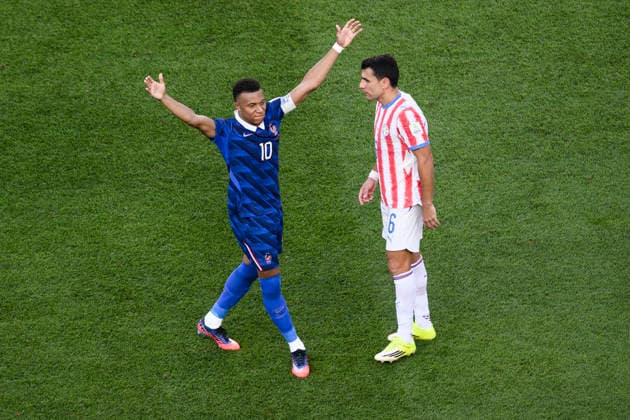 Paraguay v France - FIFA World Cup, WM, Weltmeisterschaft, Fussball 2026 Kylian Mbappe of France celebrates next to Junior Alonso of Paraguay after scoring a goal from a penalty kick during the FIFA World Cup 2026 round of 16 football match between Paraguay and France. Philadelphia United States Copyright: xNicolòxCampox