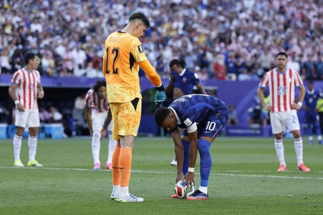 PHILADELPHIA - Paraguay goalkeeper Orlando Gill disrupts Kylian Mbappe of France during a penalty kick at the 2026 FIFA World Cup, WM, Weltmeisterschaft, Fussball round of 16 match between Paraguay and France at Philadelphia Stadium on July 4, 2026, in Philadelphia, United States. MAURICE VAN STEEN ANP FIFA World Cup 2026 - round of 16 2026 xVIxANPxSportx xMauricexvanxSteenxIVx 562816818 originalFilename: 562816818.jpg