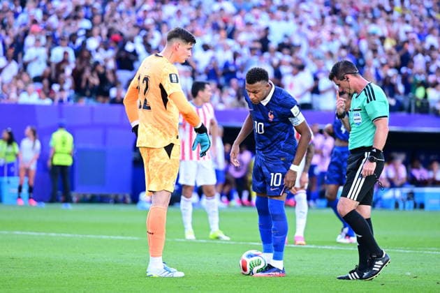 Paraguay v France - FIFA World Cup, WM, Weltmeisterschaft, Fussball 2026 - Round of 16 PHILADELPHIA, UNITED STATES - JULY 04: Kylian Mbappe (10) of France prepares to take penalty during the 2026 FIFA World Cup Round of 16 match between Paraguay and France at Lincoln Financial Field (Philadelphia Stadium) in Philadelphia, Pennsylvania, United States on July 04, 2026. Abdulhamid Hosbas Anadolu Pennsylvania United States. Editorial use only. Please get in touch for any other usage.  Copyright: x2026xAnadoluxAbdulhamidxHosbasx