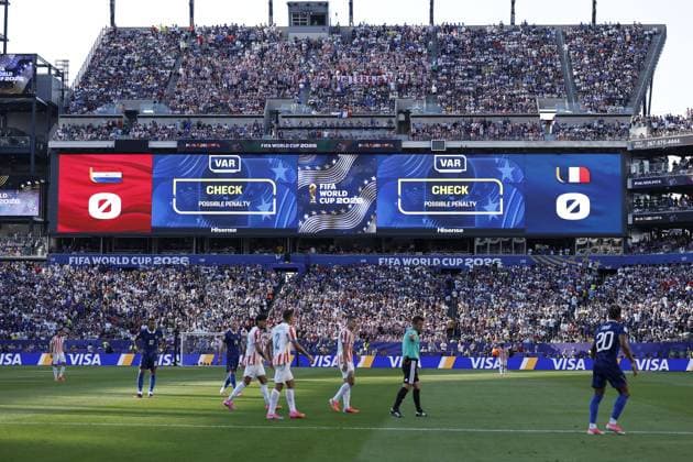 PHILADELPHIA - VAR check on the big screen for the penalty incident during the 2026 FIFA World Cup, WM, Weltmeisterschaft, Fussball round of 16 match between Paraguay and France at Philadelphia Stadium on July 4, 2026, in Philadelphia, United States. MAURICE VAN STEEN ANP FIFA World Cup 2026 - round of 16 2026 xVIxANPxSportx xMauricexvanxSteenxIVx 562816900 originalFilename: 562816900.jpg