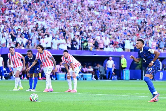 Paraguay v France - FIFA World Cup, WM, Weltmeisterschaft, Fussball 2026 - Round of 16 PHILADELPHIA, UNITED STATES - JULY 04: Kylian Mbappe (10) of France takes a penalty shot during the 2026 FIFA World Cup Round of 16 match between Paraguay and France at Lincoln Financial Field (Philadelphia Stadium) in Philadelphia, Pennsylvania, United States on July 04, 2026. Abdulhamid Hosbas Anadolu Pennsylvania United States. Editorial use only. Please get in touch for any other usage.  Copyright: x2026xAnadoluxAbdulhamidxHosbasx