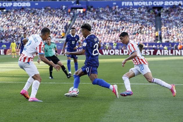 PHILADELPHIA - Gustavo Velazquez of Paraguay, Desire Doue of France and Miguel Almiron of Paraguay during the 2026 FIFA World Cup, WM, Weltmeisterschaft, Fussball round of 16 match between Paraguay and France at the Philadelphia Stadium on July 4, 2026 in Philadelphia, United States. MAURICE VAN STEEN ANP FIFA World Cup 2026 - round of 16 2026 xVIxANPxSportx xMauricexvanxSteenxIVx 562817396 originalFilename: 562817396.jpg