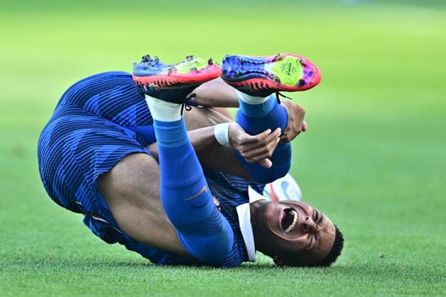 Paraguay v France - FIFA World Cup, WM, Weltmeisterschaft, Fussball 2026 - Round of 16 PHILADELPHIA, UNITED STATES - JULY 04: Kylian Mbappe (10) of France lies on the ground after injury during the 2026 FIFA World Cup Round of 16 match between Paraguay and France at Lincoln Financial Field (Philadelphia Stadium) in Philadelphia, Pennsylvania, United States on July 04, 2026. Abdulhamid Hosbas Anadolu Pennsylvania United States. Editorial use only. Please get in touch for any other usage.  Copyright: x2026xAnadoluxAbdulhamidxHosbasx