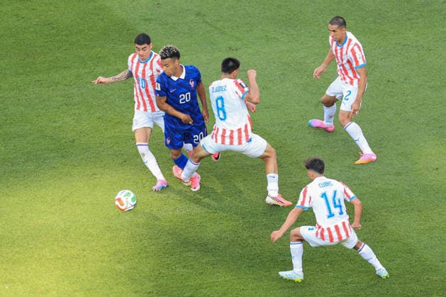 Football - FIFA World Cup, WM, Weltmeisterschaft, Fussball - Round of 16 - Paraguay v France 4th July 2026 - FIFA World Cup - Round of 16 - Paraguay v France - Diego Gomez of Paraguay fouls Desire Doue of France to give away a penalty - Photo: Simon Stacpoole Offside. Philadelphia USA *** Fußball – FIFA-Weltmeisterschaft, Achtelfinale: Paraguay gegen Frankreich, 4. Juli 2026 – FIFA-Weltmeisterschaft, Achtelfinale: Paraguay gegen Frankreich – Diego Gomez aus Paraguay begeht ein Foul an Desire Doue aus Frankreich und verursacht einen Elfmeter – Foto: Simon Stacpoole – Abseits – Philadelphia, USA  Copyright: xSimonxStacpoolexOffside