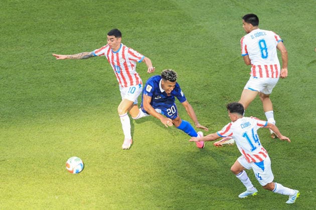 Football - FIFA World Cup, WM, Weltmeisterschaft, Fussball - Round of 16 - Paraguay v France 4th July 2026 - FIFA World Cup - Round of 16 - Paraguay v France - Diego Gomez of Paraguay fouls Desire Doue of France to give away a penalty - Photo: Simon Stacpoole Offside. Philadelphia USA *** Fußball – FIFA-Weltmeisterschaft, Achtelfinale: Paraguay gegen Frankreich, 4. Juli 2026 – FIFA-Weltmeisterschaft, Achtelfinale: Paraguay gegen Frankreich – Diego Gomez aus Paraguay begeht ein Foul an Desire Doue aus Frankreich und verursacht einen Elfmeter – Foto: Simon Stacpoole – Abseits – Philadelphia, USA  Copyright: xSimonxStacpoolexOffside