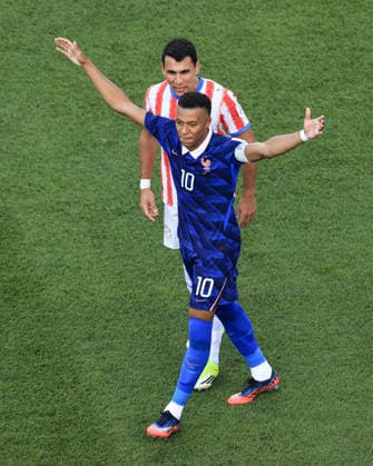Football - FIFA World Cup, WM, Weltmeisterschaft, Fussball - Round of 16 - Paraguay v France 4th July 2026 - FIFA World Cup - Round of 16 - Paraguay v France - Kylian Mbappe of France celebrates their first goal in front of Junior Alonso of Paraguay - Photo: Simon Stacpoole Offside. Philadelphia USA *** Fußball – FIFA-Weltmeisterschaft, Achtelfinale: Paraguay gegen Frankreich, 4. Juli 2026 – FIFA-Weltmeisterschaft, Achtelfinale: Paraguay gegen Frankreich – Kylian Mbappé aus Frankreich feiert das erste Tor vor Junior Alonso aus Paraguay. Foto: Simon Stacpoole, Offside, Philadelphia, USA  Copyright: xSimonxStacpoolexOffside