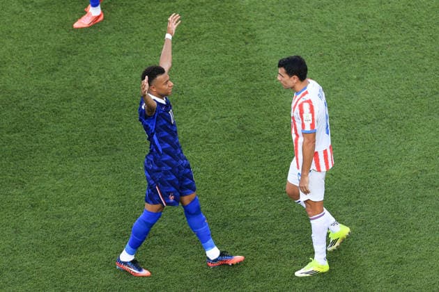 Football - FIFA World Cup, WM, Weltmeisterschaft, Fussball - Round of 16 - Paraguay v France 4th July 2026 - FIFA World Cup - Round of 16 - Paraguay v France - Kylian Mbappe of France celebrates their first goal in front of Junior Alonso of Paraguay - Photo: Simon Stacpoole Offside. Philadelphia USA *** Fußball – FIFA-Weltmeisterschaft, Achtelfinale: Paraguay gegen Frankreich, 4. Juli 2026 – FIFA-Weltmeisterschaft, Achtelfinale: Paraguay gegen Frankreich – Kylian Mbappé aus Frankreich feiert das erste Tor vor Junior Alonso aus Paraguay. Foto: Simon Stacpoole, Offside, Philadelphia, USA  Copyright: xSimonxStacpoolexOffside