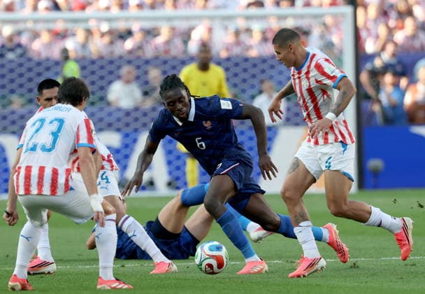 FIFA World Cup, WM, Weltmeisterschaft, Fussball 2026 - Round of 16 - Paraguay vs France Manu Kone (C) of France in action against Juan Jose Caceres (R) and Matias Galarza of Paraguay during the FIFA World Cup 2026 Round of 16 match Paraguay against France, in Philadelphia, USA, 04 July 2026. PHILADELPHIA United States  Copyright: xSARAHxYENESELx