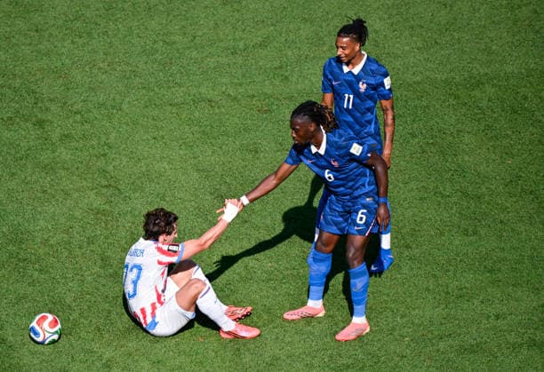 Kouadio Kone of France (C) helps Matias Galarza of Paraguay (L) during the FIFA Men’s World Cup 2026 round of 16 football match between Paraguay and France at Philadelphia Stadium, in Philadelphia on July 4th 2026 (Photo by Andre Ricardo SPP)  Copyright: xAndrexRicardo SPPx Sportspressphoto_SPR184861