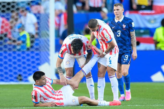 Fußball, WM 2026, 20260704, Paraguay - Frankreich. Im Bild v.l. Diego GOMEZ (Paraguay, 8) Krämpfe, Gustavo GOMEZ (Paraguay, 15), Juan Jose CACERES (Paraguay, 4). Philadelphia Philadelphia Stadium Pennsylvania Vereinigte Staaten von Amerika *** Soccer, 2026 World Cup, 20260704, Paraguay vs. France. Pictured, from left: Diego GOMEZ (Paraguay), 8; Gustavo GOMEZ (Paraguay), 15; Juan Jose CACERES (Paraguay), 4. Philadelphia, Philadelphia Stadium, Pennsylvania, United States of America Copyright: Passion2Press MarkusxFischerx