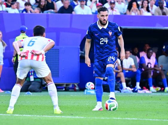 Paraguay v France - FIFA World Cup, WM, Weltmeisterschaft, Fussball 2026 - Round of 16 PHILADELPHIA, UNITED STATES - JULY 04: Rayan Cherki of France in action against Junior Alonso (6) of Paraguay during the 2026 FIFA World Cup Round of 16 match between Paraguay and France at Lincoln Financial Field (Philadelphia Stadium) in Philadelphia, Pennsylvania, United States on July 04, 2026. Abdulhamid Hosbas Anadolu Pennsylvania United States. Editorial use only. Please get in touch for any other usage.  Copyright: x2026xAnadoluxAbdulhamidxHosbasx