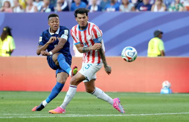 FIFA World Cup, WM, Weltmeisterschaft, Fussball 2026 - Round of 16 - Paraguay vs France Kylian Mbappe (L) of France shoots past Gustavo Gomez of Paraguayduring the FIFA World Cup 2026 Round of 16 match Paraguay against France, in Philadelphia, USA, 04 July 2026. PHILADELPHIA United States  Copyright: xSARAHxYENESELx