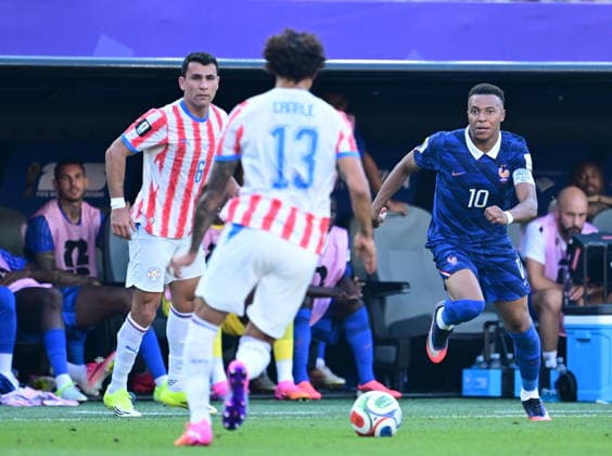 Paraguay v France - FIFA World Cup, WM, Weltmeisterschaft, Fussball 2026 - Round of 16 PHILADELPHIA, UNITED STATES - JULY 04: Kylian Mbappe (10) of France in action against Junior Alonso (6) of Paraguay during the 2026 FIFA World Cup Round of 16 match between Paraguay and France at Lincoln Financial Field (Philadelphia Stadium) in Philadelphia, Pennsylvania, United States on July 04, 2026. Abdulhamid Hosbas Anadolu Pennsylvania United States. Editorial use only. Please get in touch for any other usage.  Copyright: x2026xAnadoluxAbdulhamidxHosbasx