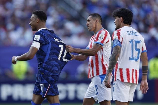 PHILADELPHIA - Kylian Mbappe of France and Gustavo Velazquez of Paraguay during the 2026 FIFA World Cup, WM, Weltmeisterschaft, Fussball round of 16 match between Paraguay and France at the Philadelphia Stadium on July 4, 2026, in Philadelphia, United States. MAURICE VAN STEEN ANP FIFA World Cup 2026 - round of 16 2026 xVIxANPxSportx xMauricexvanxSteenxIVx 562818363 originalFilename: 562818363.jpg