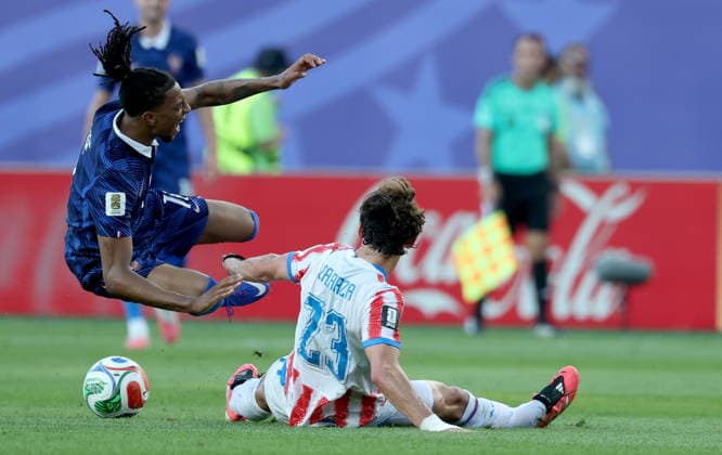 FIFA World Cup, WM, Weltmeisterschaft, Fussball 2026 - Round of 16 - Paraguay vs France Matias Galarza (R) of Paraguay fouls Michael Olise of France during the FIFA World Cup 2026 Round of 16 match Paraguay against France, in Philadelphia, USA, 04 July 2026. PHILADELPHIA United States  Copyright: xSARAHxYENESELx