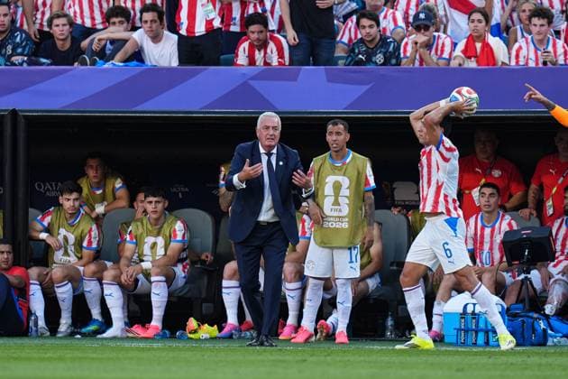Gustavo Alfaro of Paraguay encourages his team Paraguay v France 2026 FIFA World Cup, WM, Weltmeisterschaft, Fussball Round of 32, Football, Philadelphia Stadium, Philadelphia, Pennsylvania, USA - 04 Jul 2026Philadelphia Philadelphia Stadium Pennsylvania (PA) United States of America  Copyright: xIsmaelxAdnan Shutterstockx 16975708cx
