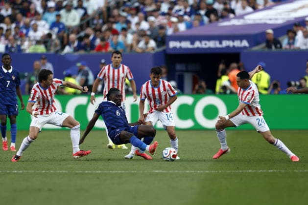 FIFA World Cup, WM, Weltmeisterschaft, Fussball 2026 - Round of 16 - Paraguay vs France Matias Galarza (L), Andres Cubas (2-R), and Gustavo Caballero of Paraguay (R) in action against Manu Kone of France (2-L) during the FIFA World Cup 2026 Round of 16 match Paraguay against France, in Philadelphia, Pennsylvania, USA, 04 July 2026. PHILADELPHIA United States  Copyright: xWILLxOLIVERx