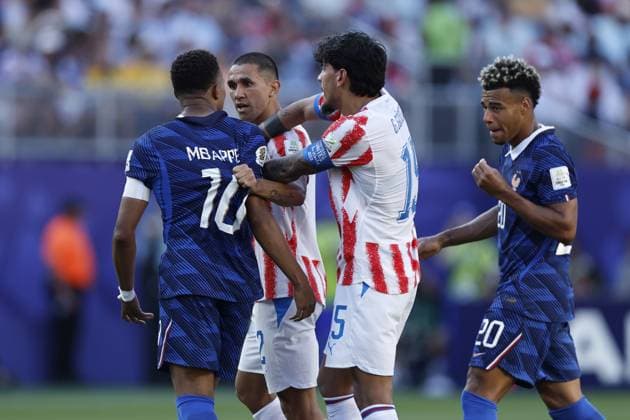 PHILADELPHIA - Kylian Mbappe of France and Gustavo Velazquez of Paraguay during the 2026 FIFA World Cup, WM, Weltmeisterschaft, Fussball round of 16 match between Paraguay and France at the Philadelphia Stadium on July 4, 2026, in Philadelphia, United States. MAURICE VAN STEEN ANP FIFA World Cup 2026 - round of 16 2026 xVIxANPxSportx xMauricexvanxSteenxIVx 562818515 originalFilename: 562818515.jpg
